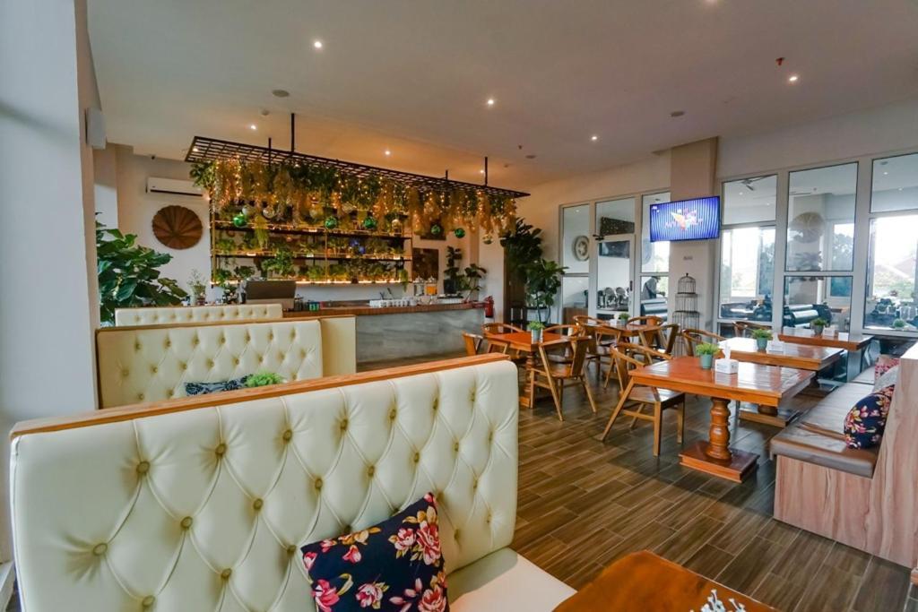 Deli Hotel Medan Zewnętrze zdjęcie