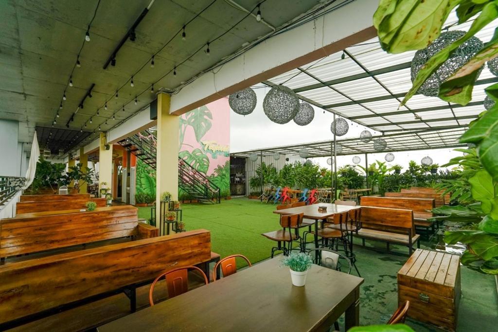Deli Hotel Medan Zewnętrze zdjęcie